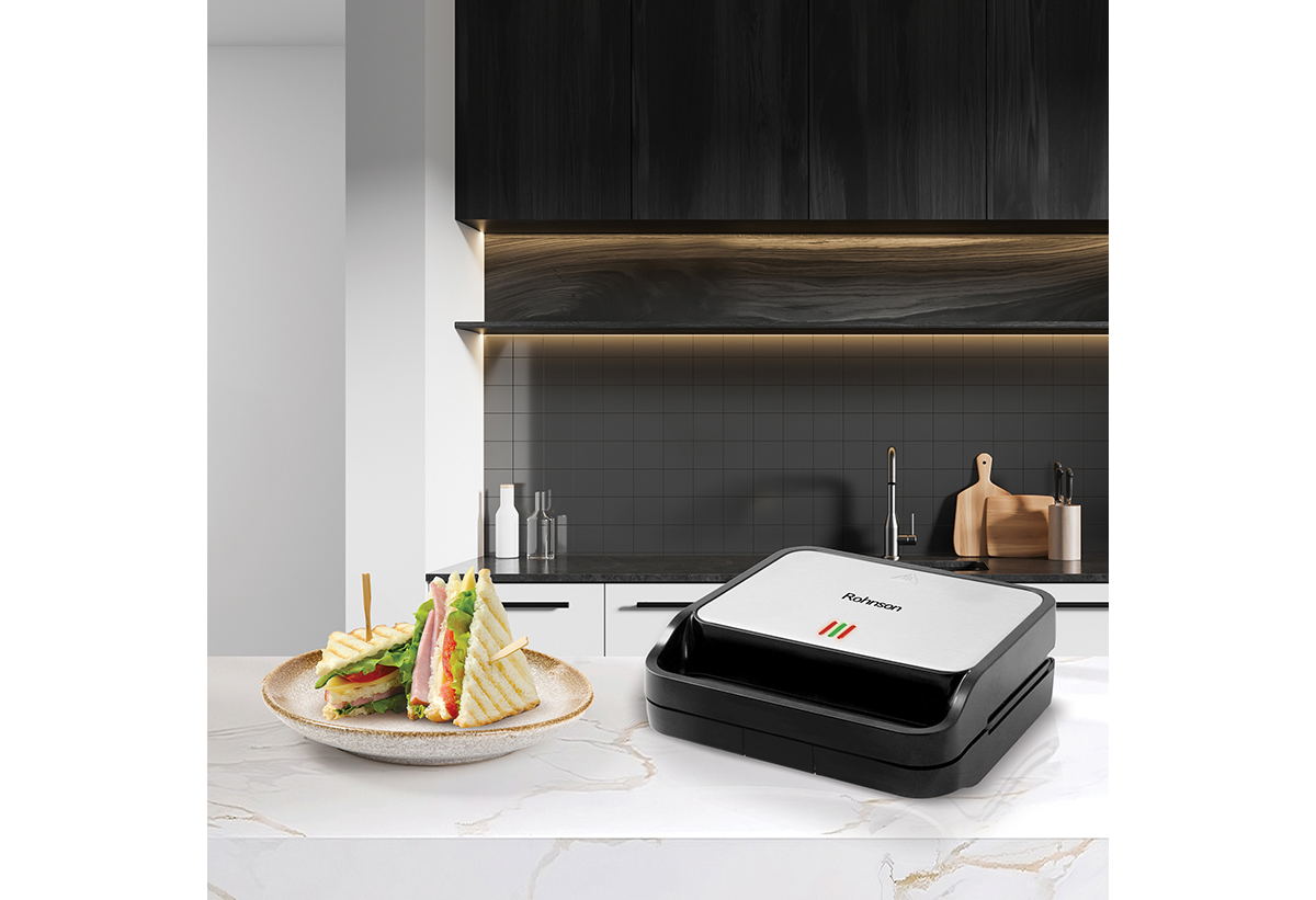 Απεικονίζεται η σαντουιτσιέρα σε έναν πάγκο κουζίνας.